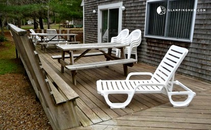 Spacious Luxury Pet-Friendly Cottage with Large Outdoor Deck on Martha’s Vineyard, Edgartown, Massachusetts - Edgartown, Massachusetts - glamping.directory