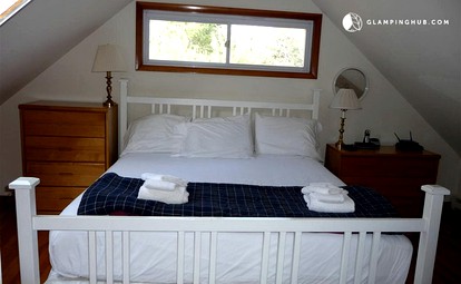 Spacious Luxury Pet-Friendly Cottage with Large Outdoor Deck on Martha’s Vineyard, Edgartown, Massachusetts - Edgartown, Massachusetts - glamping.directory