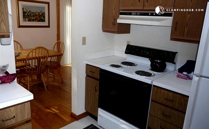 Spacious Luxury Pet-Friendly Cottage with Large Outdoor Deck on Martha’s Vineyard, Edgartown, Massachusetts - Edgartown, Massachusetts - glamping.directory
