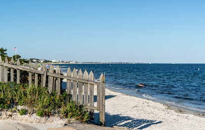 Spacious Luxury Pet-Friendly Cottage with Large Outdoor Deck on Martha’s Vineyard, Edgartown, Massachusetts - Edgartown, Massachusetts - glamping.directory