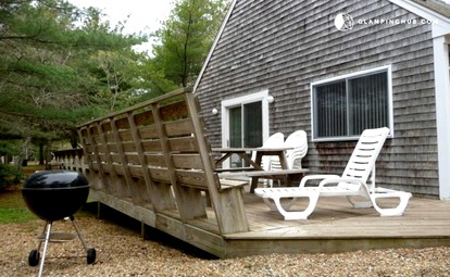 Spacious Luxury Pet-Friendly Cottage with Large Outdoor Deck on Martha’s Vineyard, Edgartown, Massachusetts - glamping.directory