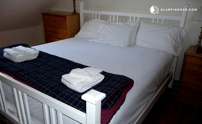 Spacious Luxury Pet-Friendly Cottage with Large Outdoor Deck on Martha’s Vineyard, Edgartown, Massachusetts - Edgartown, Massachusetts - glamping.directory