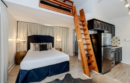 Romantic Studio Cottage near Clearwater Beach in Florida - Indian Rocks Beach, Florida - glamping.directory