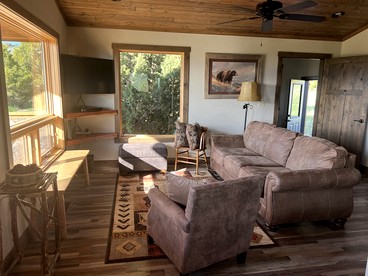 Charming Cabin with Mountain Views Near Madison River in Ennis, Montana - Ennis, Montana - glamping.directory