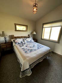Charming Cabin with Mountain Views Near Madison River in Ennis, Montana - Ennis, Montana - glamping.directory