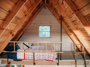 Rustic Off-Grid Treehouse Glamping Retreat with Cozy Loft Beds & Fire Ring near Dillon State Park, Frazeysburg, Ohio - Frazeysburg, Ohio - glamping.directory