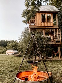 Rustic Off-Grid Treehouse Glamping Retreat with Cozy Loft Beds & Fire Ring near Dillon State Park, Frazeysburg, Ohio - Frazeysburg, Ohio - glamping.directory