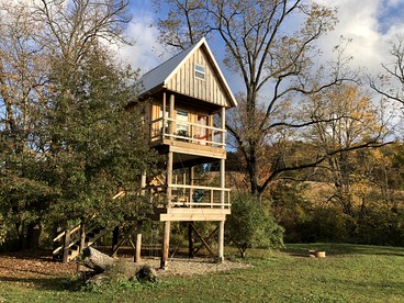 Rustic Off-Grid Treehouse Glamping Retreat with Cozy Loft Beds & Fire Ring near Dillon State Park, Frazeysburg, Ohio - glamping.directory