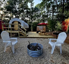 Beautiful Rustic Wagon with Modern Interior and Outdoor Hot Tub for a Unique Romantic Getaway near Lake O' the Pines, Texas - Warlock, Texas - glamping.directory