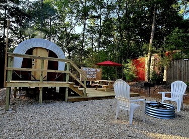 Beautiful Rustic Wagon with Modern Interior and Outdoor Hot Tub for a Unique Romantic Getaway near Lake O' the Pines, Texas - Warlock, Texas - glamping.directory