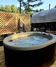 Beautiful Rustic Wagon with Modern Interior and Outdoor Hot Tub for a Unique Romantic Getaway near Lake O' the Pines, Texas - Warlock, Texas - glamping.directory
