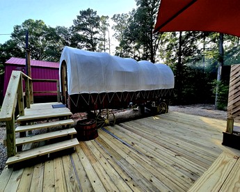 Beautiful Rustic Wagon with Modern Interior and Outdoor Hot Tub for a Unique Romantic Getaway near Lake O' the Pines, Texas - glamping.directory