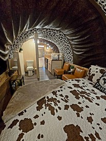 Beautiful Rustic Wagon with Modern Interior and Outdoor Hot Tub for a Unique Romantic Getaway near Lake O' the Pines, Texas - Warlock, Texas - glamping.directory