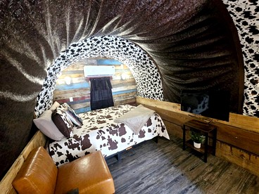 Beautiful Rustic Wagon with Modern Interior and Outdoor Hot Tub for a Unique Romantic Getaway near Lake O' the Pines, Texas - Warlock, Texas - glamping.directory