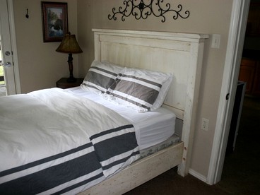 Spacious 10-Person Cabin Rental on Lake Dunlap near Austin, Texas - New Braunfels, Texas - glamping.directory