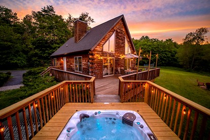 Incredible New York Cabin with a Spa and Movie Theater - glamping.directory