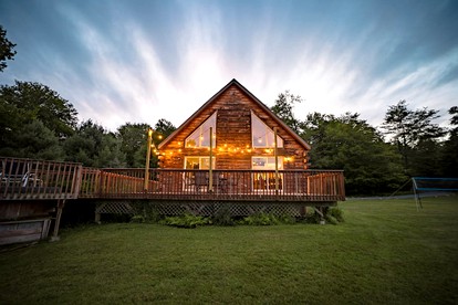 Incredible New York Cabin with a Spa and Movie Theater - Livingston Manor, New York - glamping.directory