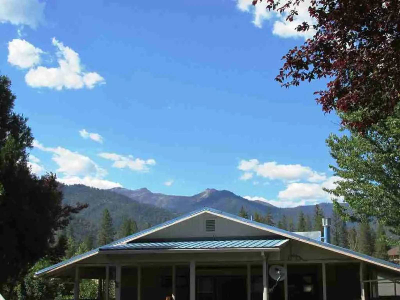 Trinity Alps RV Park - Weaverville, California - glamping.directory