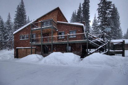 Deluxe Remodeled Cabin with Hot Tub near Breckenridge Ski Resort, Colorado - glamping.directory