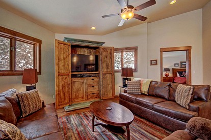 Deluxe Remodeled Cabin with Hot Tub near Breckenridge Ski Resort, Colorado - Breckenridge, Colorado - glamping.directory