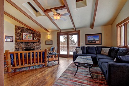 Deluxe Remodeled Cabin with Hot Tub near Breckenridge Ski Resort, Colorado - Breckenridge, Colorado - glamping.directory