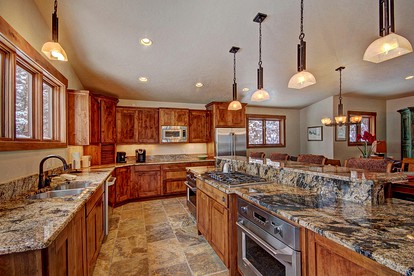 Deluxe Remodeled Cabin with Hot Tub near Breckenridge Ski Resort, Colorado - Breckenridge, Colorado - glamping.directory