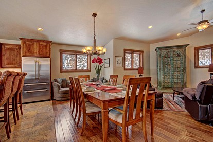 Deluxe Remodeled Cabin with Hot Tub near Breckenridge Ski Resort, Colorado - Breckenridge, Colorado - glamping.directory