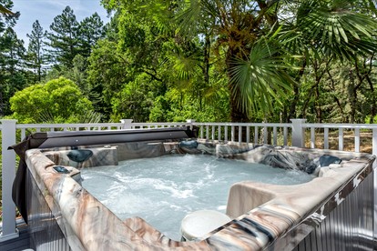 Gorgeous Cabin with Bocce Ball, Hot-tub and Fire Pit in Forestville, California - Forestville, California - glamping.directory