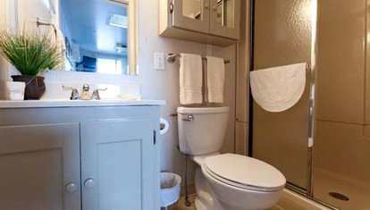 Comfortable Floating Houseboat on the Constitution Marina near Downtown Boston - Charlestown, Massachusetts - glamping.directory