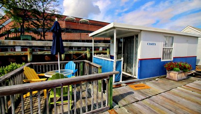 Comfortable Floating Houseboat on the Constitution Marina near Downtown Boston - glamping.directory