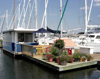 Comfortable Floating Houseboat on the Constitution Marina near Downtown Boston - Charlestown, Massachusetts - glamping.directory