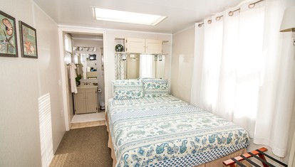 Comfortable Floating Houseboat on the Constitution Marina near Downtown Boston - Charlestown, Massachusetts - glamping.directory