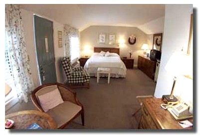 Lovely Getaway Suite with Private Deck in a Bed and Breakfast in Waldo County - Lincolnville, Maine - glamping.directory
