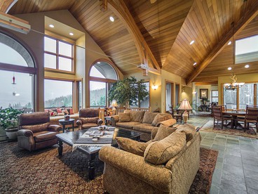 Luxury Five-Bedroom Villa in Gated Community near Copper Mountain, Colorado - Silverthorne, Colorado - glamping.directory