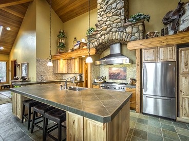 Luxury Five-Bedroom Villa in Gated Community near Copper Mountain, Colorado - Silverthorne, Colorado - glamping.directory