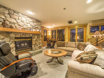 Luxury Five-Bedroom Villa in Gated Community near Copper Mountain, Colorado - Silverthorne, Colorado - glamping.directory