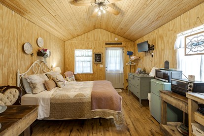 Cozy Wildlife Cabin with Private Porch and Stargazing near Mountain Home, Texas - Mountain Home, Texas - glamping.directory