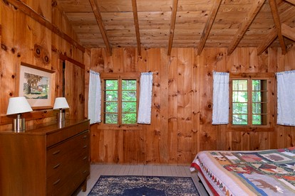 One-Bedroom Log Cabin Rental near the White Mountain National Forest - Lyme, New Hampshire - glamping.directory