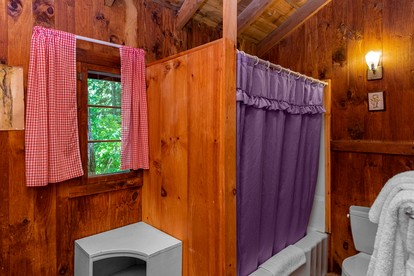 One-Bedroom Log Cabin Rental near the White Mountain National Forest - Lyme, New Hampshire - glamping.directory