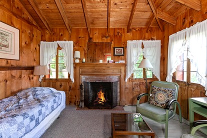 One-Bedroom Log Cabin Rental near the White Mountain National Forest - Lyme, New Hampshire - glamping.directory