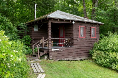One-Bedroom Log Cabin Rental near the White Mountain National Forest - glamping.directory
