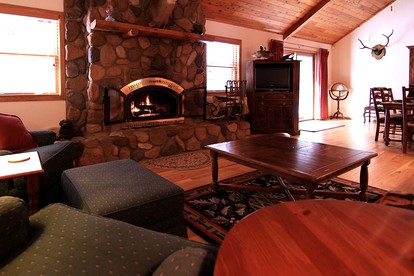 Serene Vacation Getaway with Lake Views near the Hiawatha Trail in Wisconsin - Harshaw, Wisconsin - glamping.directory