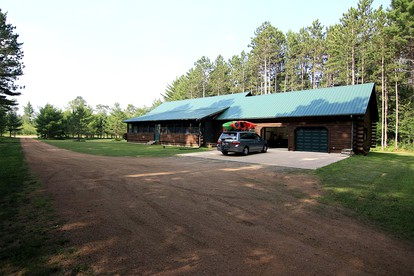 Serene Vacation Getaway with Lake Views near the Hiawatha Trail in Wisconsin - Harshaw, Wisconsin - glamping.directory