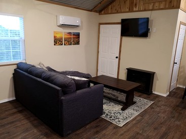 Sunflower - Hot Tub on porch, Granbury, TX - Granbury, Texas - glamping.directory