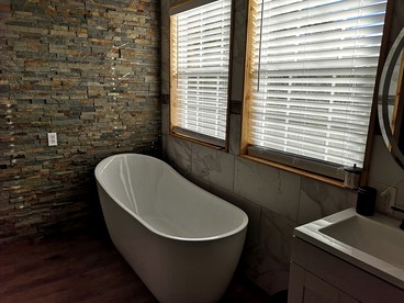 Sunflower - Hot Tub on porch, Granbury, TX - Granbury, Texas - glamping.directory