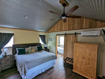 Sunflower - Hot Tub on porch, Granbury, TX - Granbury, Texas - glamping.directory