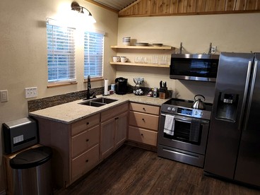 Sunflower - Hot Tub on porch, Granbury, TX - Granbury, Texas - glamping.directory