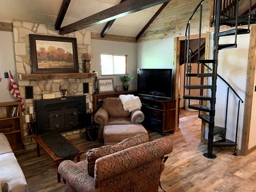 Beautiful and Spacious Texas Hill Country Cottage for a San Antonio Vacation with the Family - Pipe Creek, Texas - glamping.directory