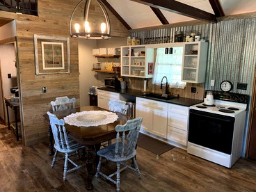Beautiful and Spacious Texas Hill Country Cottage for a San Antonio Vacation with the Family - Pipe Creek, Texas - glamping.directory