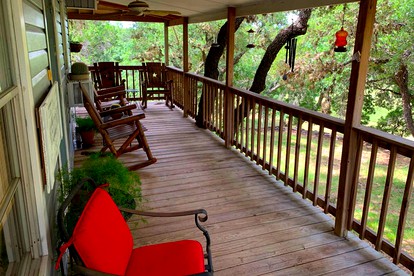 Beautiful and Spacious Texas Hill Country Cottage for a San Antonio Vacation with the Family - Pipe Creek, Texas - glamping.directory